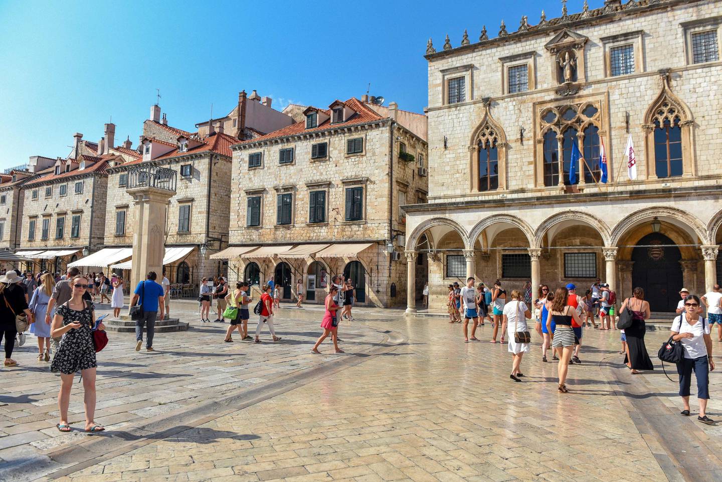 Turister spaserer rundt i Dubrovnik i Kroatia.