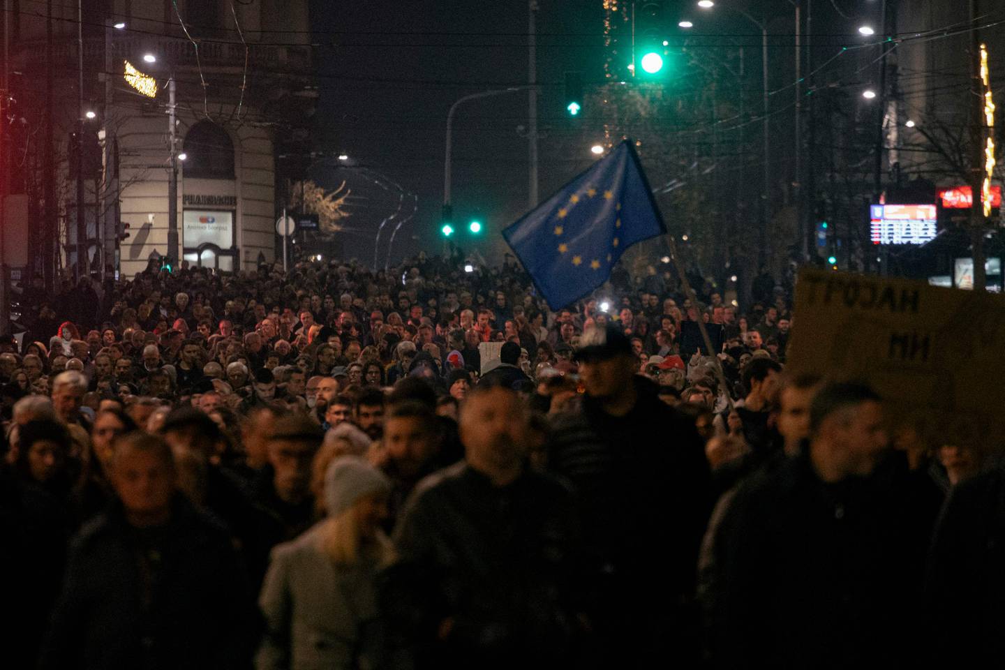 Protestanter har fylt gatene i Beograd siden 18. desember.