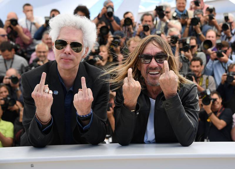 Jim Jarmusch (til venstre) og Iggy Pop gir fingeren til fotografene under et pressemøte i Cannes i mai, der filmen «Gimme Danger» ble vist for første gang. 
