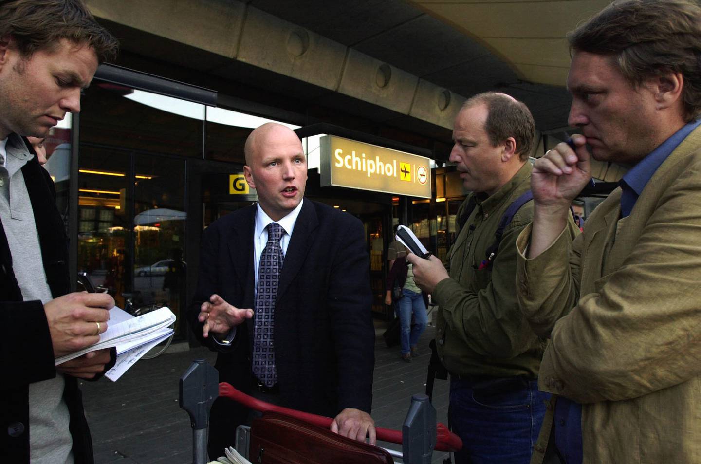 Schiphol internasjonale flyplass 2002. Brynjar Meling snakker med journalister kort tid etter at mulla Krekar er blitt arrestert i Nederland.