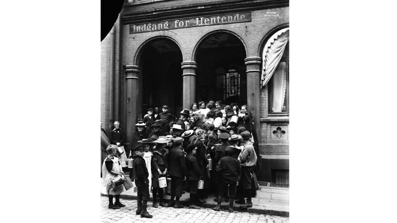 HENTET MAT, 1903: Det var ikke så lett å beregne hvor mye mat som ville bli solgt, så enkelte dager ga Dampkjøkkenet bort eller solgte «tiloversbleven mad» for en billig penge. Også veldedige organisasjoner fikk gratis mat for utdeling til fattige.