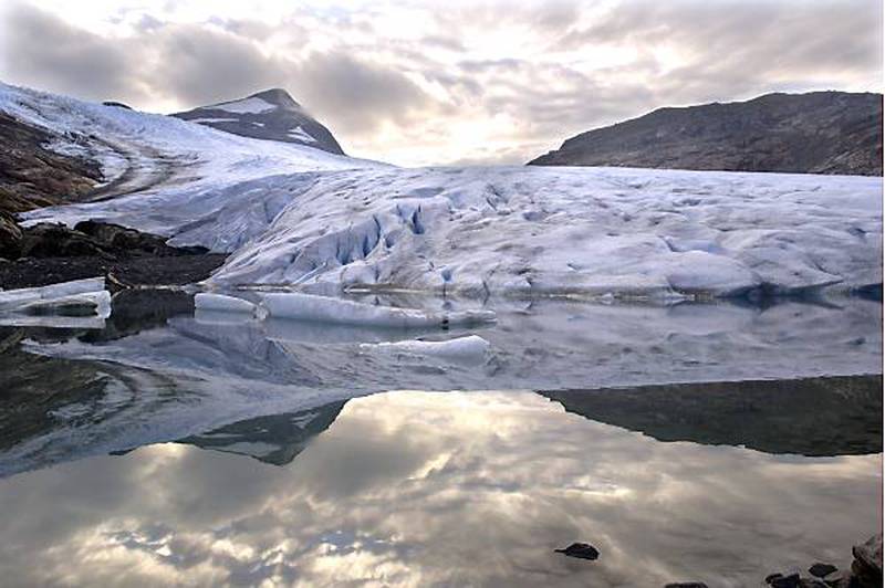 Den globale temperaturøkningen går hardt utover de norske isbreene. I dag har vi 1.627 breer, som totalt utgjør 2.609 kvadratkilometer. Klimaendringene kan føre til at det bare er 28 igjen om 100 år. Her fra Okstindbreen i Hemnes i Nordland.