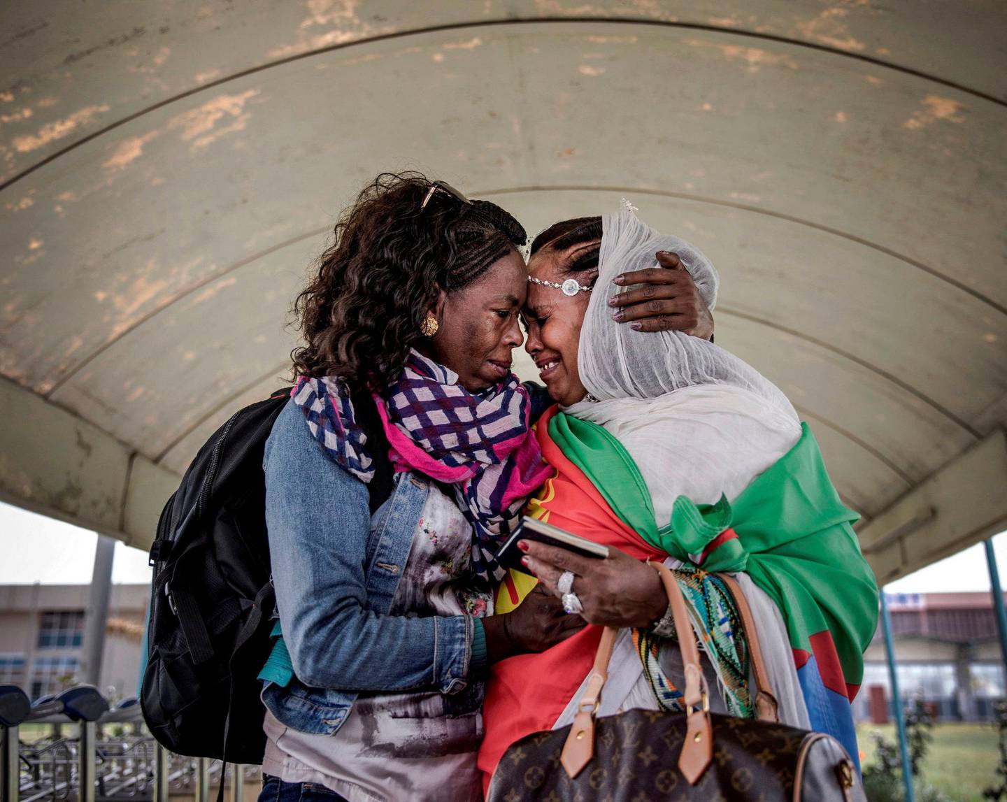 Eritrea har en stor diaspora i USA og Europa. Her et bilde fra 19. juli 2019. To eritreiske søstre som ikke har sett hverandre på over 20 år, gjenforenes i hjemlandet.