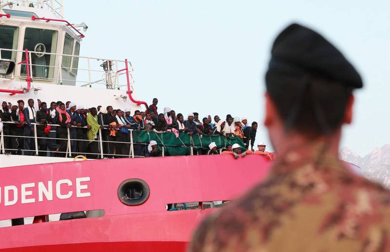 KRISE: Flyktninger og migranter står på dekk ombord på Leger uten grenser sitt italienske redningskip ved havnen i Salerno. Skipet reddet 935 personer    14. juli. FOTO: CARLO HERMANN/NTB SCANPIX