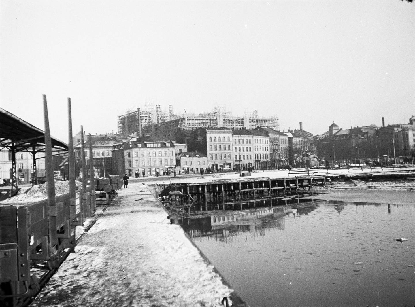 Piperviksbryggene og Sjøgata med bygginga av Rådhuset i bakgrunnen 1935. Sett fra Akers mekaniske Verksted, seinere Aker Brygge.