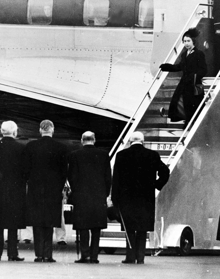 Dronning Elizabeth går ut av flyet 7. februar 1952, for første gang som statsoverhode.
