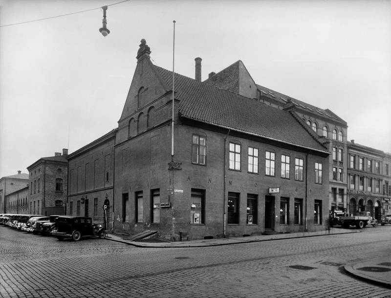 BYENS FØRSTE RÅDHUS, 1937: Byens styre besto av fire borgermestre og et byråd på 12 mann. Rådhuset sto ikke ferdig før i 1641, lenge etter rådmannsgården over veien. 