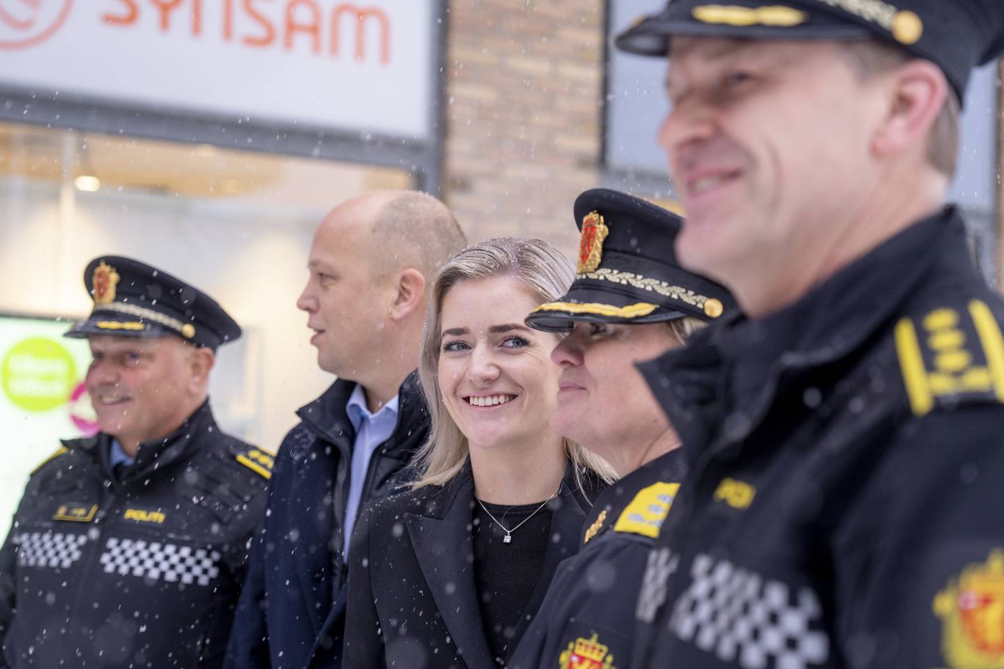 Finansminister Trygve Slagsvold Vedum (Sp) sammen med partifelle og justisminister Emilie Enger Mehl under et besøk hos politiet i Mortensrud i fjor vinter.