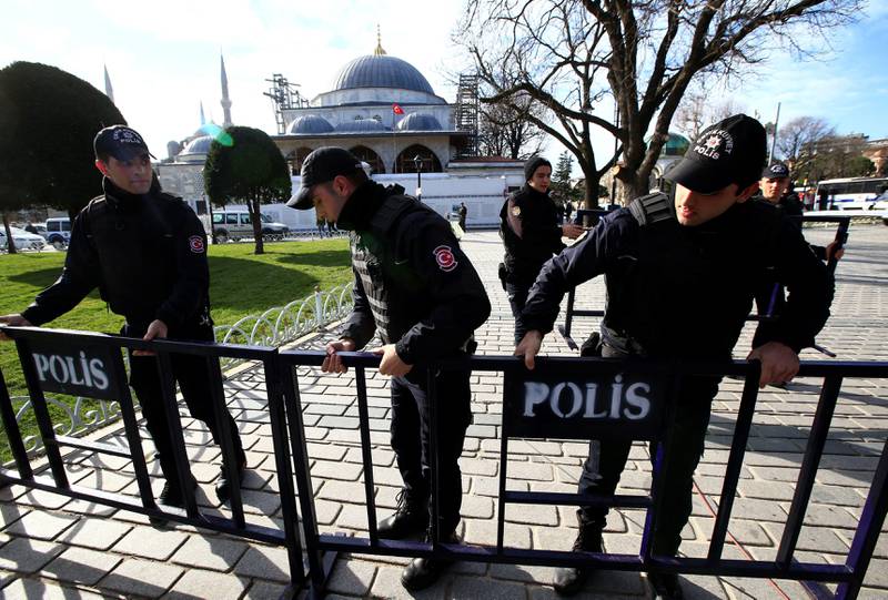 Politiet sperret i går av Istanbuls store turistattraksjon Sultanahmet-området. Lik og kroppsdeler lå spredt på plassen der bombeeksplosjonen skjedde. FOTO: LEFTERIS PITARAKIS/NTB SCANPIX