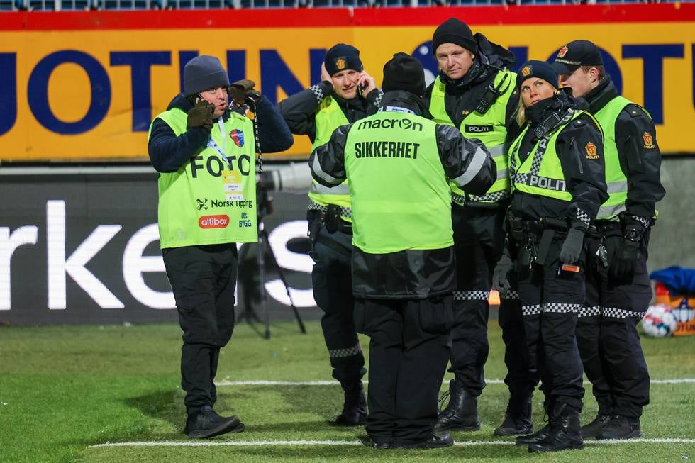 NTBs fotograf Trond Reidar Teigen (t.v.) i samtale med politiet på Sandefjord Stadion etter å ha blitt urinert og spyttet på av en Brann-supporter under kampen
Foto: Geir Eriksen / NTB