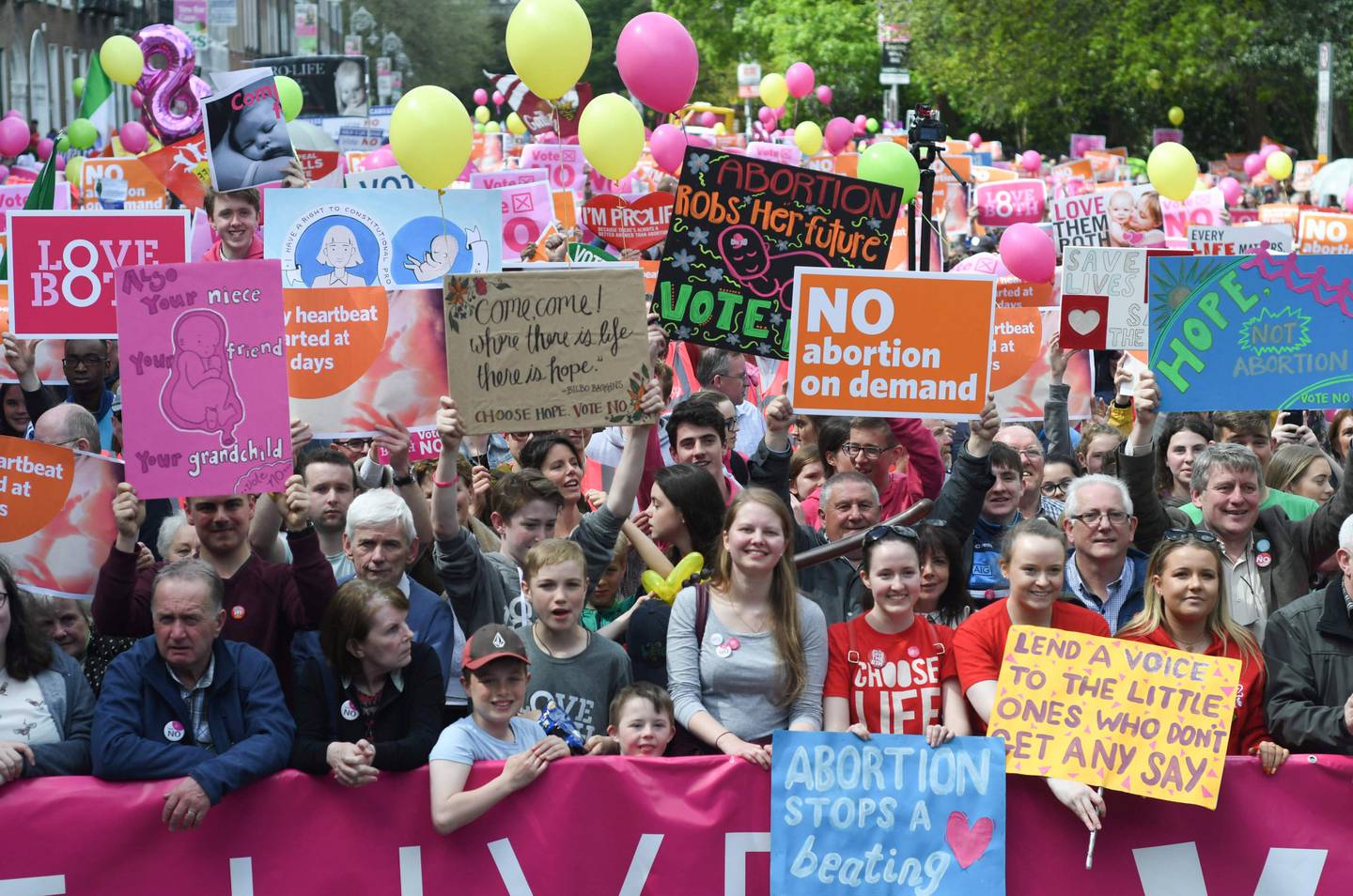 KJEMPER IMOT: Abortmotstandere kjemper mot at loven skal endres, og ber folk stemme nei. Her fra en demonstrasjon i Dublin. FOTO: ARTUR WIDAK/NTB SCANPIX