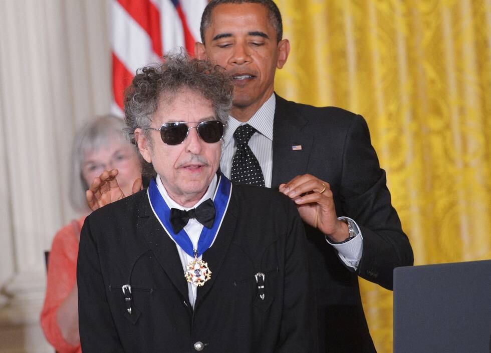 Hele verden har markert Bob Dylans 80-årsdag 24. mai. Her mottar Dylan presidentens frihetsmedalje av Barack Obama i 2012. Rolf Schreiner markerer dagen ved å skrive om en av Dylans viktigste sanger, «The Lonesome Death of Hattie Carroll».