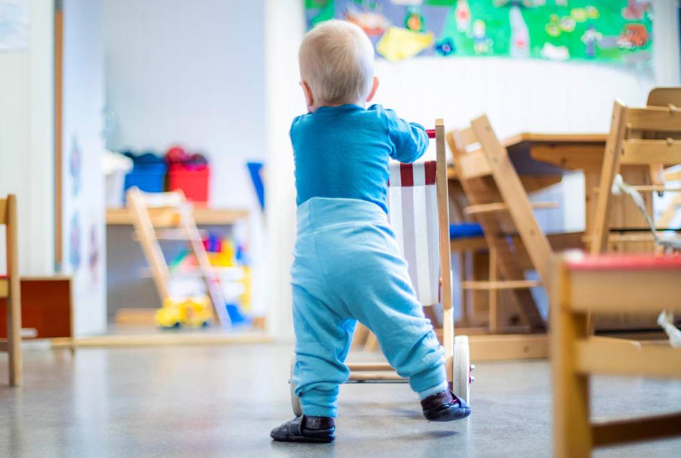 Bedre hjemme: Ettåringer kan ta skade av å være i barnehagen, mener psykolog Sissel Unger og barnepsykiater John Downing. De foreslår å utvide foreldrepermisjonen.