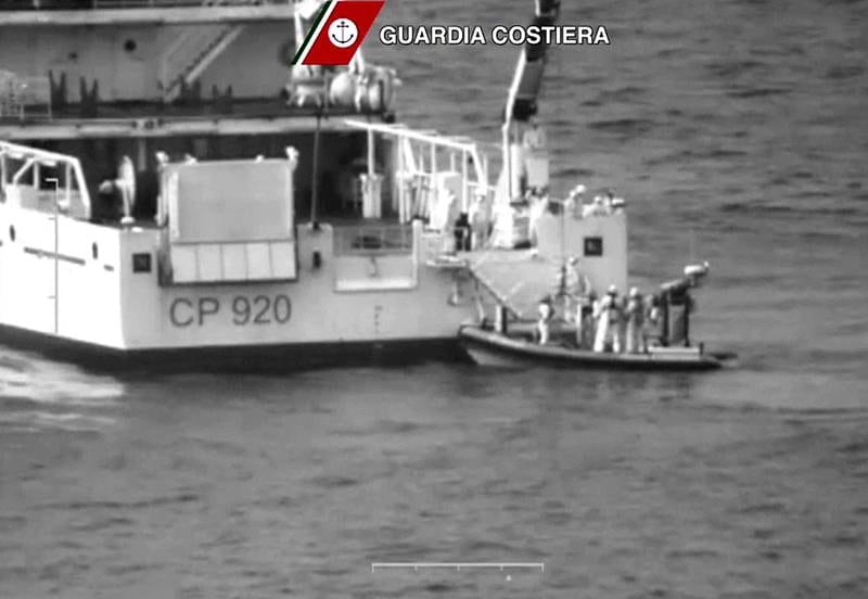 Mer enn 20 skip og tre helikoptre var i går morges engasjert i redningsarbeidet, rundt 200 kilometer sør for Italia. FOTO: NTB SCANPIX