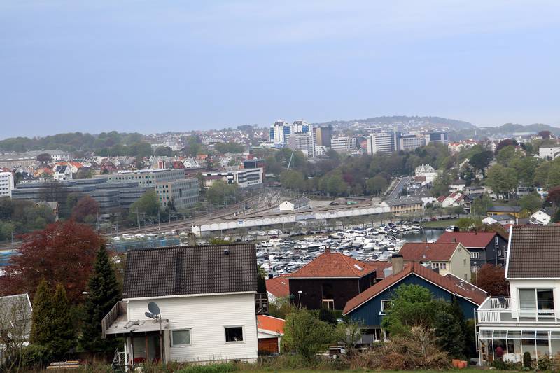 Utsikten fra grøntområdet ved Varden til småhusbebyggelsen mot til Hillevågsvannet, Paradis og Sentrum.  Foto: Stein Roger Fossmo
