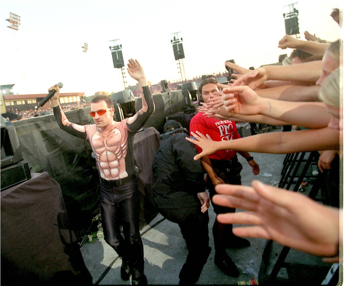 Bono og U2 er så store at de blir opplagte kandidater til å være Verdens verste band. Her på Valle Hovin i 1997.