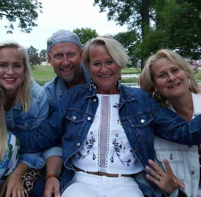 Det blir tid til en tur hjemom Fredrikstad iblant for Lene Jenssen, som her koser seg på Månefestivalen i Gamlebyen i 2018 med datteren Ida, kjæresten Björn og søsteren Tone.