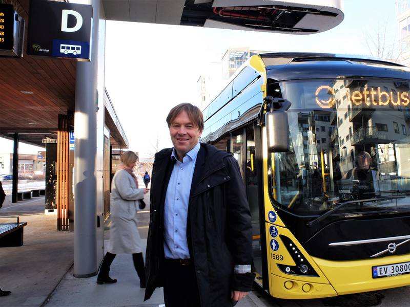 Administrerende direktør Terje Sundfjord i Brakar er svært fornøyd med å ha fått de nye elektriske bussene som skal betjene den første helelektriske busslinja: Rute 51 Drammen-Mjøndalen. FOTO: KATRINE STRØM