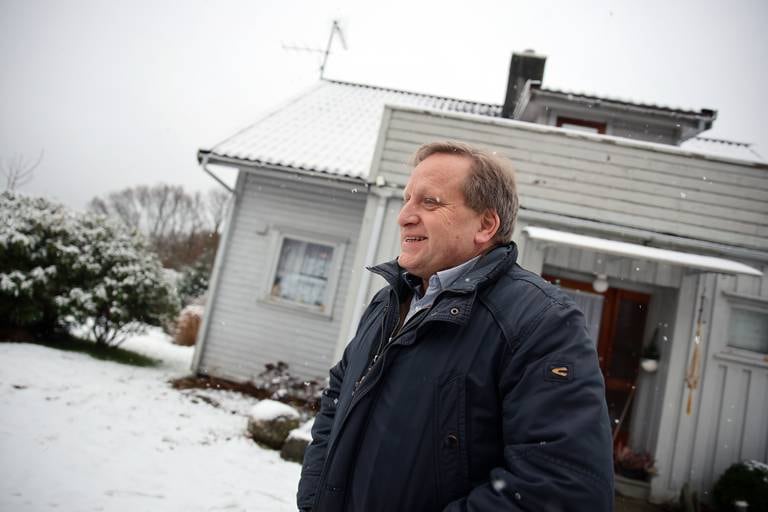 Tore Andreas Haaland foran det nå ubebodde våningshuset på gården i Dronningåsen.