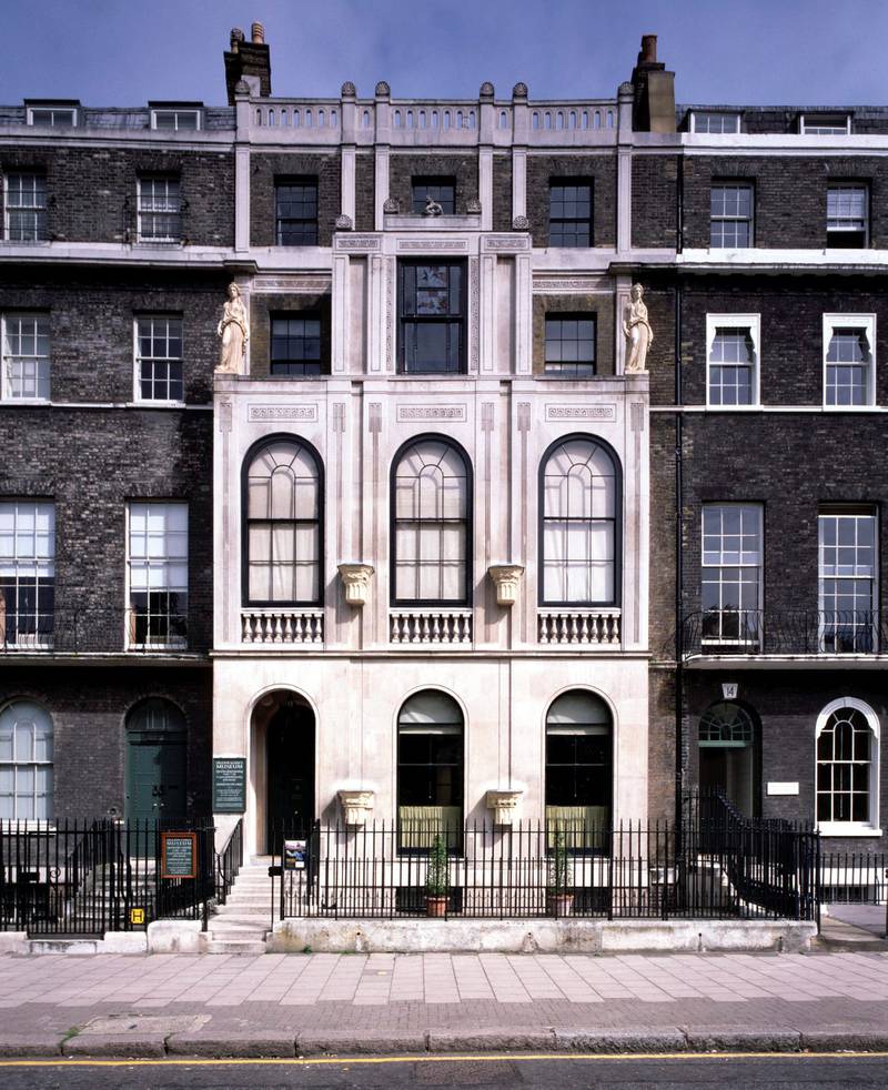HOLBORN I LONDON: Bak denne fasaden skjuler det seg et veldig spesielt museum, etablert av arkitekten Sir John Soane rundt 1810. FOTO: NTB SCANPIX