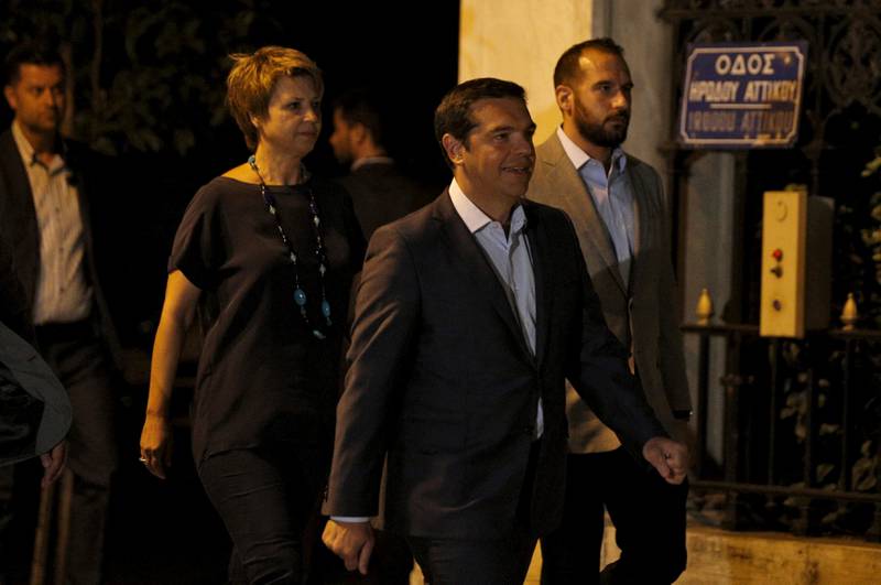 Den greske statsministeren på vei til presidentpalasset for å gi beskjed om at han trekker seg. FOTO: NTB SCANPIX