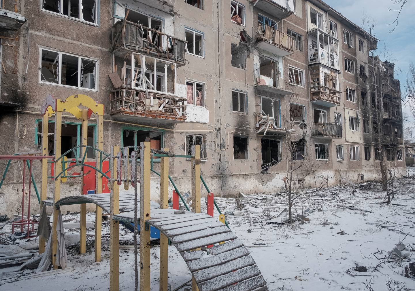 Et ødelagt bygg ved frontlinja ved Vuhledar i Ukraina.