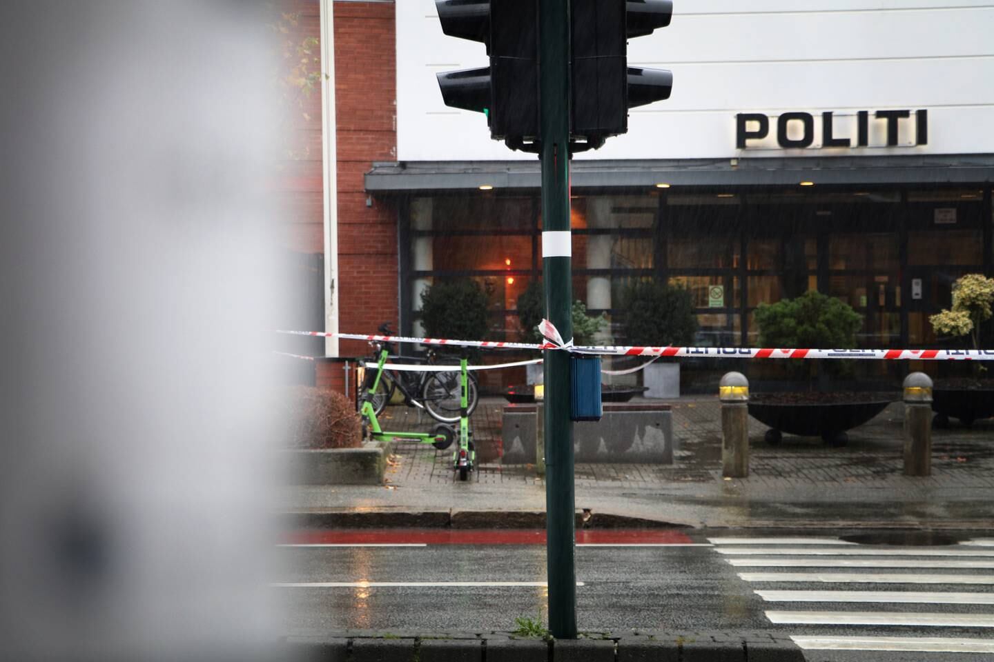 Hovedinngangen til Stavanger politihus er mandag formiddag stengt på grunn av mistenkelige gjenstander. Gjenstandene skal befinne seg mellom de to syklene på utsiden av bygget.