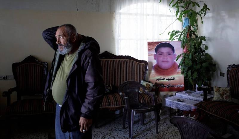 Familien har dekket huset med martyrbilder av sønnen som ble drept av en rakett i Labweh. FOTO: KYRRE LIEN