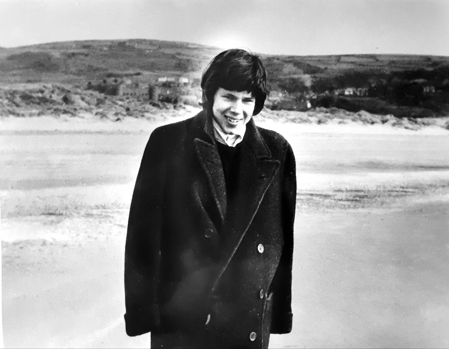 Nick Drake fotograftert av en venn på en strand i Wales i 1967, før han ble oppdaget av platebransjen.