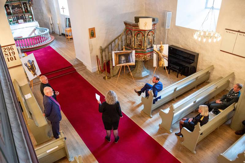 Kronprins Haakon (sittende på første rad) ble den første personen som fikk se utstillingen «Arvegullet» i Rygge kirke.
