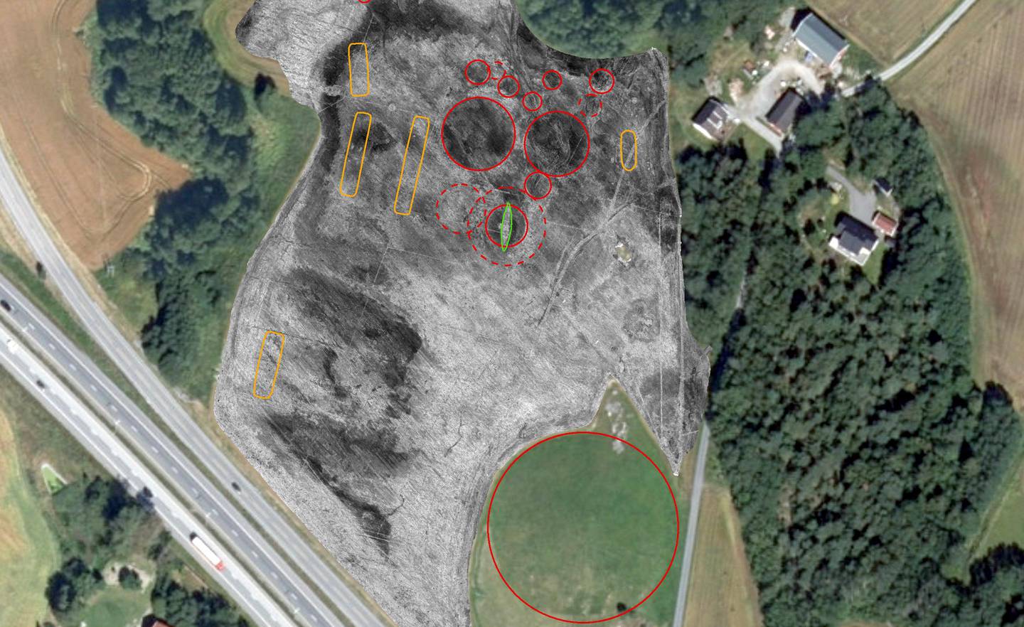 FUNNET: Oversiktsbilde over Jellestad i Halden, der det nå er funnet et vikingskip (markert med grønt omriss midt i bildet). Litt lenger ned ligger den store gravhaugen Jellshaugen (markert med stor rød ring).