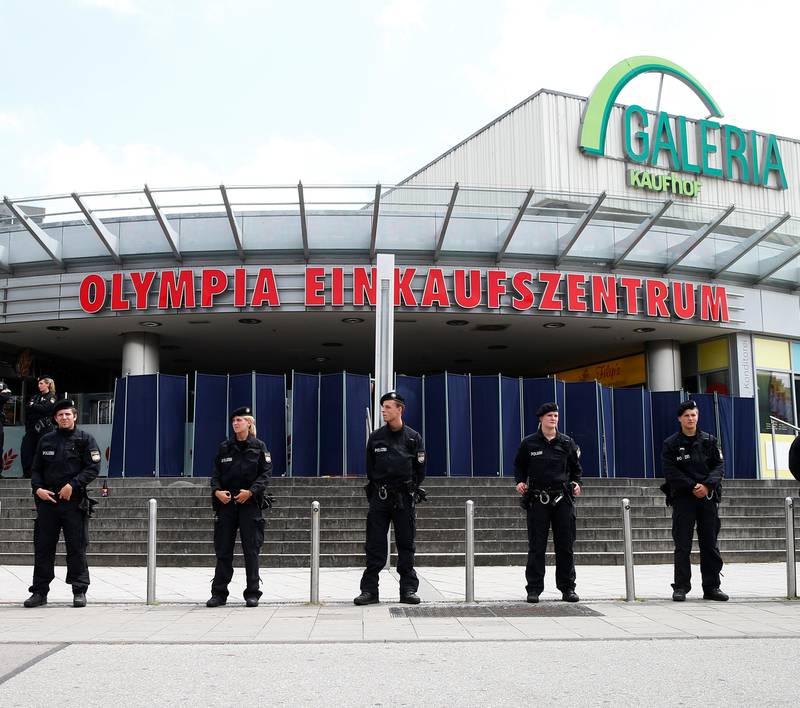 åstedet: Politiet holdt lørdag vakt foran Olympia-kjøpesenteret i München. 