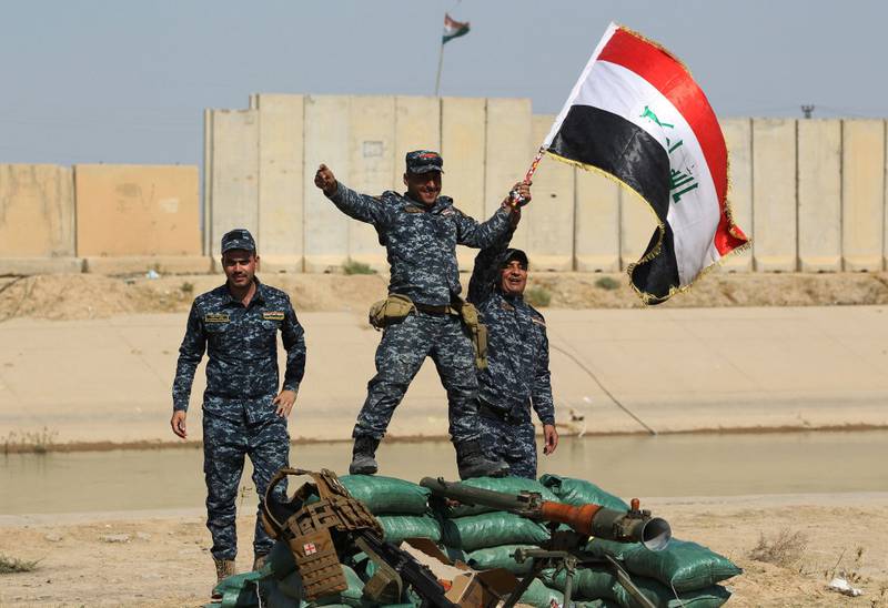 Irakiske styrker poserer utenfor Kirkuk, der irakiske styrker prøver å ta kontrollen fra kurdiske styrker.