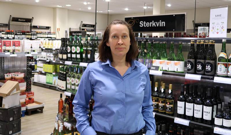 Butikksjef Anette Reite ved Vinmonopolets butikk i Amfisenteret i Moss regner med en omsetningsøkning på 20-30 prosent på grunn av koronapandemien.