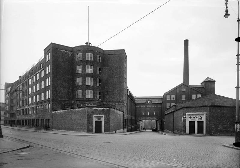 Rodeløkkas største arbeidsplass var Freia sjokoladefabrikk, som bød på en av områdets mest behagelige lukter. Her er inngangen ved Verksgata/Teglverksgata/Johan Throne Holts plass fotografert omkring 1935.