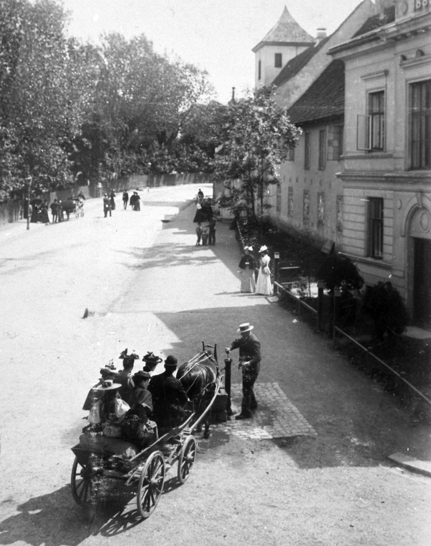 Oslo Hospital i nederste del av Ekebergveien sett fra Oslo gate 37 ca. 1890. Foto: Oslo byarkivet