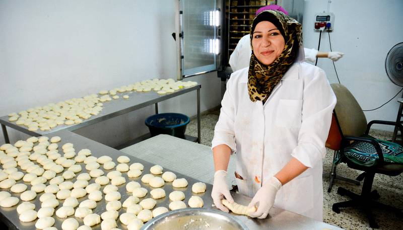 800 minipizzaer og et ukjent antall osteruller skal være klare om et par timer. Zohra Rabie har jobbet i skolebakeriet i sju år nå.
