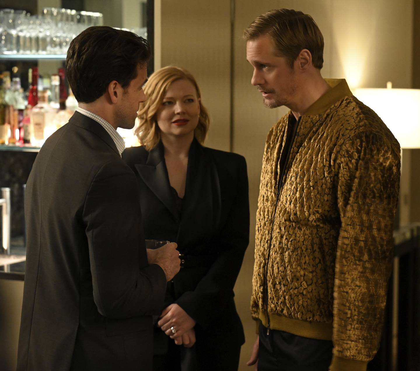 Shiv Roy (Sarah Snook) får besøk av svenske Lukas Matsson (Alexander Skarsgaard) og følget hans i New York i episode syv av serien.