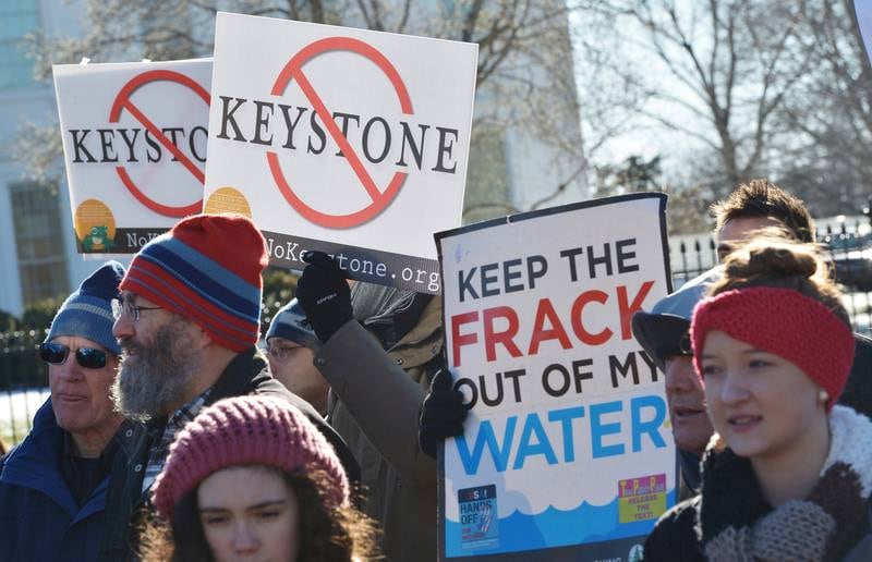 OLJESAND: Aktivister demonstrerer mot oljerørledningen Keystone i 2015. Fredag gav Donald Trump grønt lys til Keystone. FOTO: NTB SCANPIX