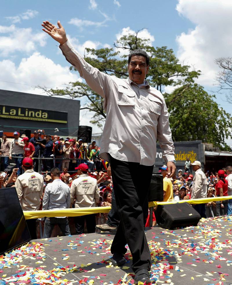 Hyllest: Venezuelas president Nicolás Maduro tar imot hyllesten fra tilhengerne på et valgkamparrangement i Charallave tidligere i uka. Opposisjonen boikotter søndagens valg. FOTO: NTB SCANPIX