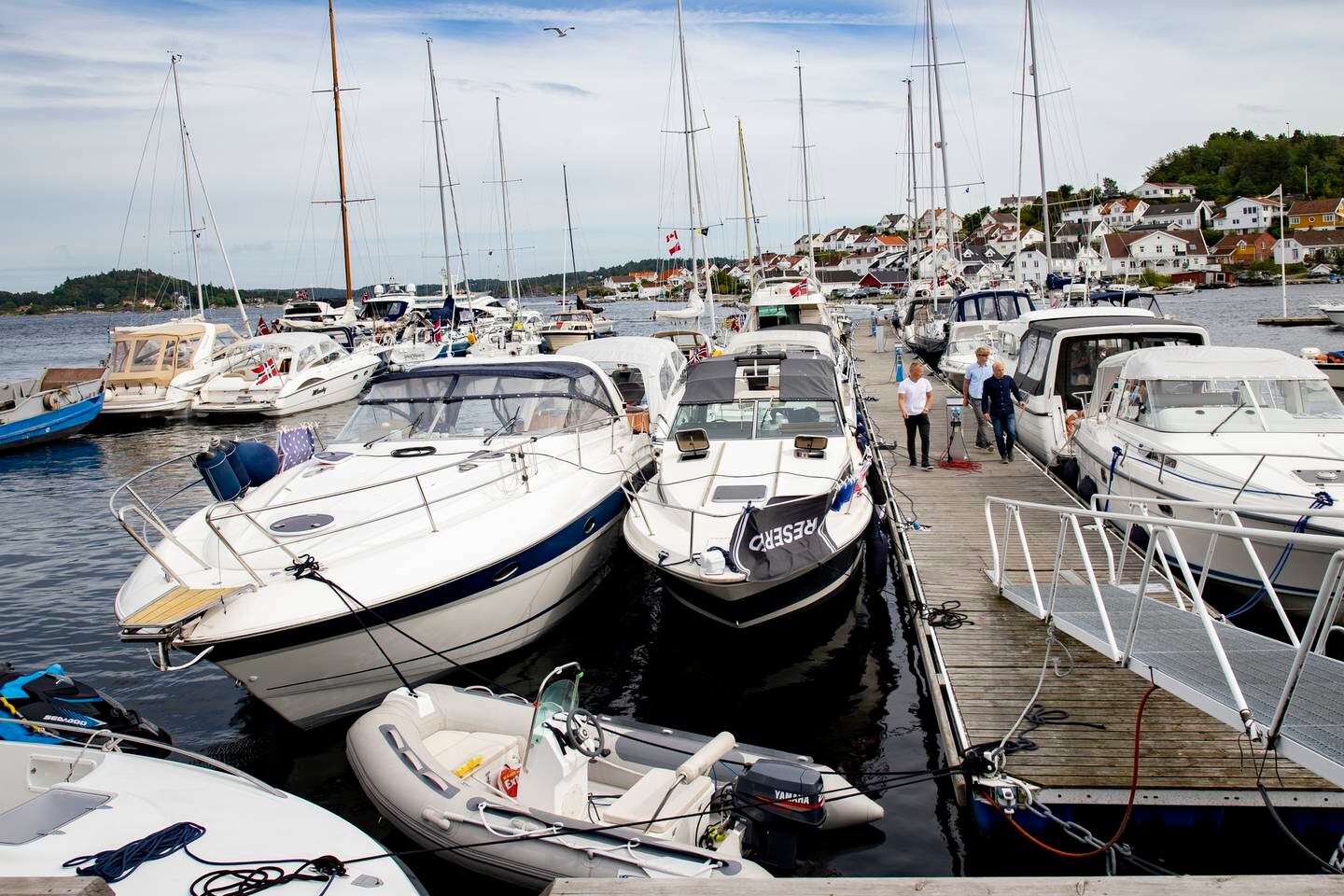 Selv om kysten er lang, hoper det seg opp i de populære gjestehavnene når båtfolket ferierer innenfor Norges grenser, som i Kragerø.