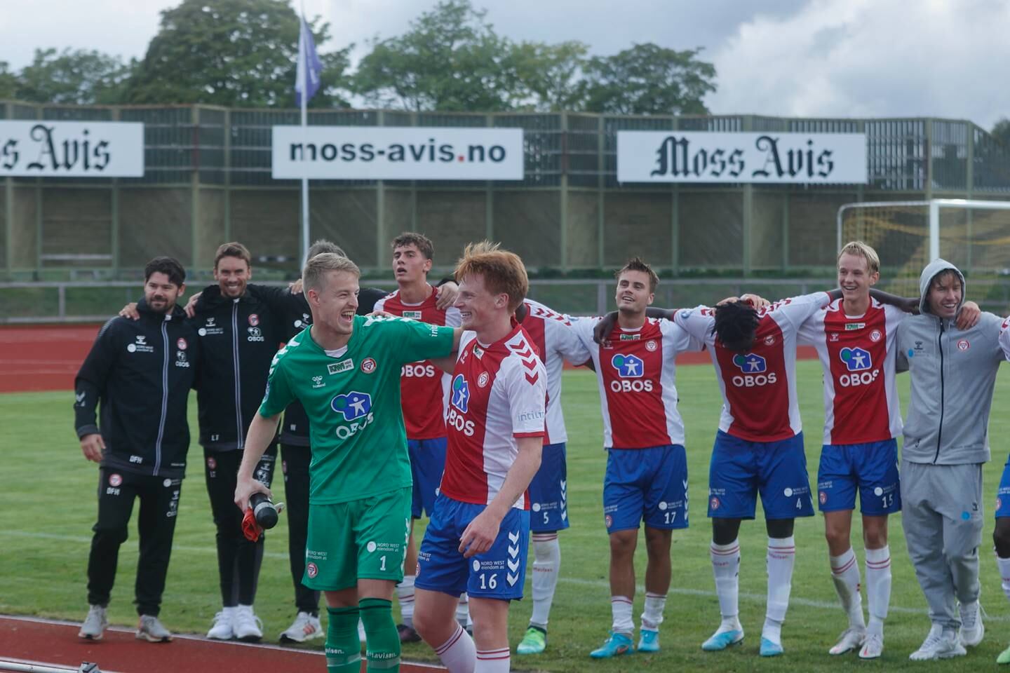 Jonas Hjorth (t.h.) jubler sammen med Emil Ødegaard (t.v.) og resten av Kåffa-spillerne etter at nok en trepoenger ble sikret.