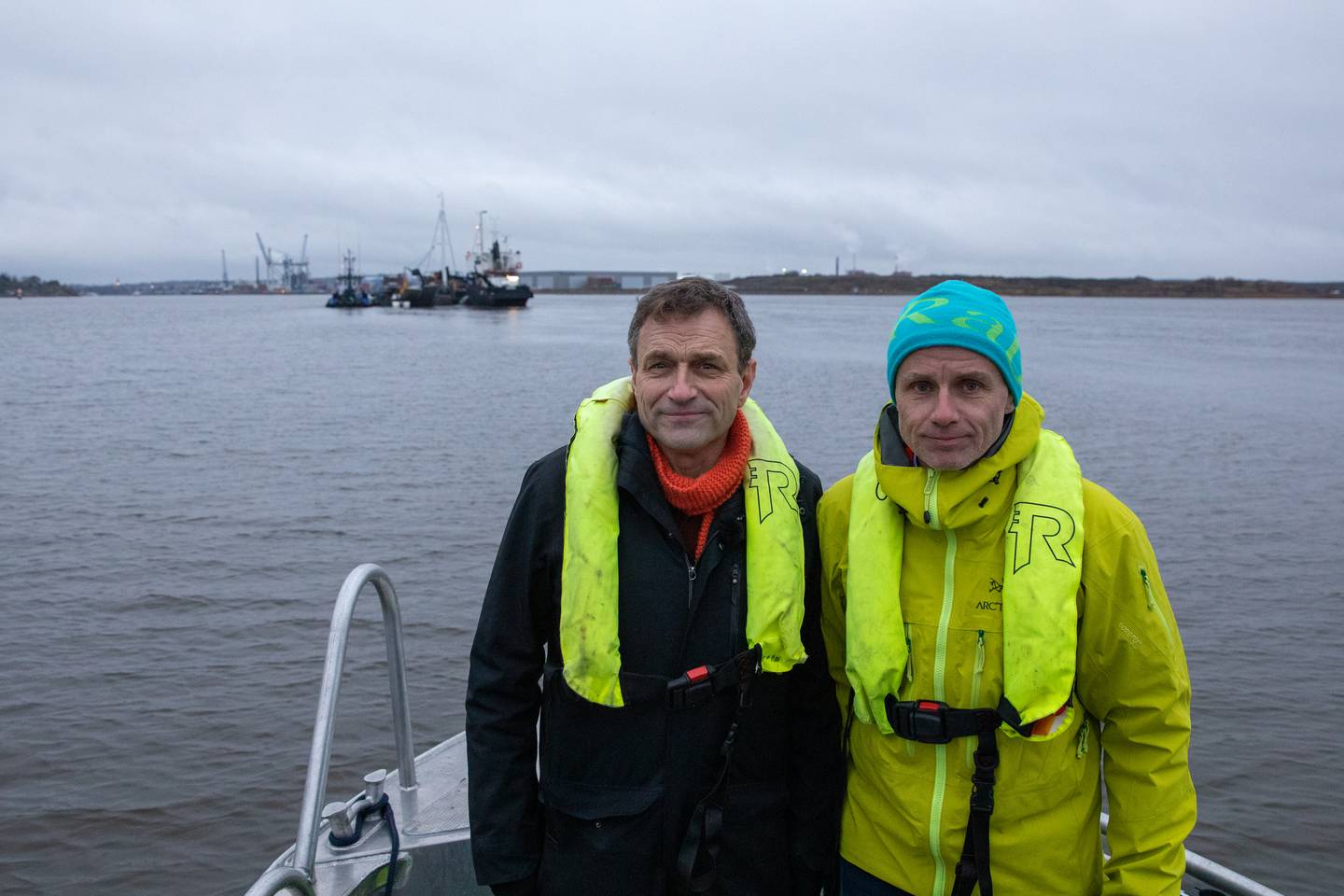 Fra venstre Arild Hermstad, leder i MDG og Erik Skauen, leder i Fredrikstad MDG, var tirsdag på befaring utenfor Borg Havn for å observere prøvemudringen i Røsvikrenna.