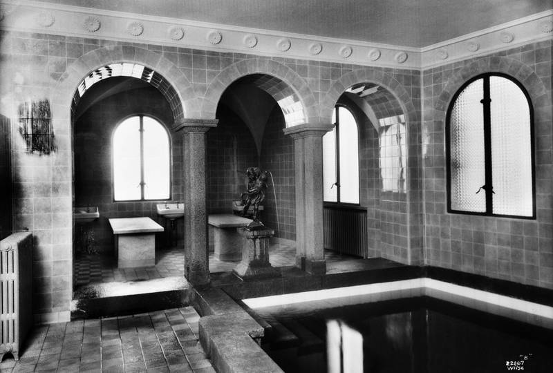 BADEAVDELING FOR MENN (cirka 1927): I forgrunn synes skulpturen «Badeengel», samt avkjølingsbasseng og massasje-/innsåpningsbenker av marmor. FOTO: ANDERS B. WILSE/OSLO BYMUSEUM