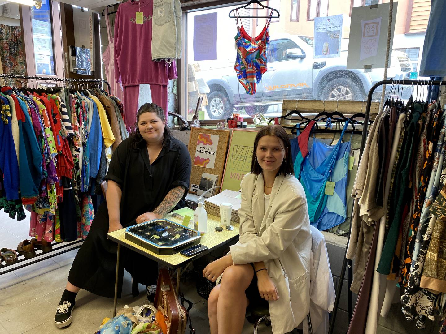 Kristina Grimestad og Kaja Songe bak nettbutikken Vibb Vintage har reist rundt til flere byer i Norge og solgt vintageklær. Her befinner de seg i Pedersgata 6.
