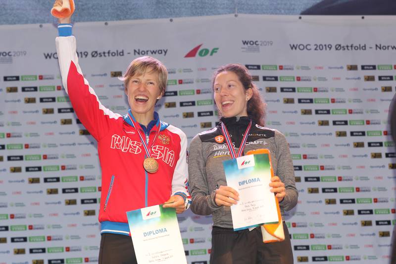 Russiske Natalia Gemperle og finske Venla Harju delte bronsen på kvinnenes mellomdistanse.