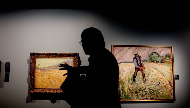 Magne Bruteig viser eksempler på hvor ulikt de to portretterte bønder. «Kornåker med Slåttekar» (Van Gogh) og «Slåttekar» (Munch). FOTO: HILDE UNOSEN