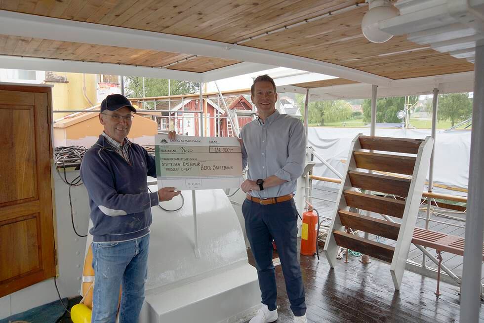 Leder i stiftelsen D/S Hvaler, Knut Alnæs (t.v.) mottar 136.000 kroner av Kim Johansen i Berg Sparebank.