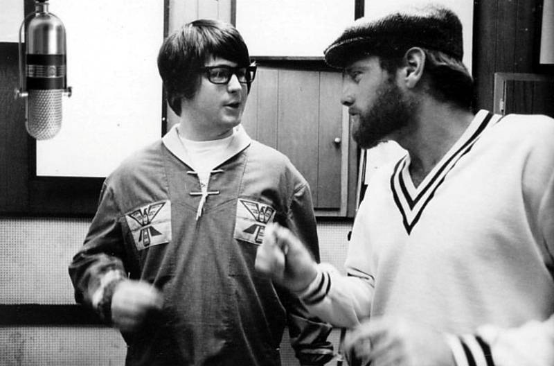 Brian Wilson og Mike Love diskuterer i studio. Love var sterkt bekymret for gruppas utvikling i 1966.