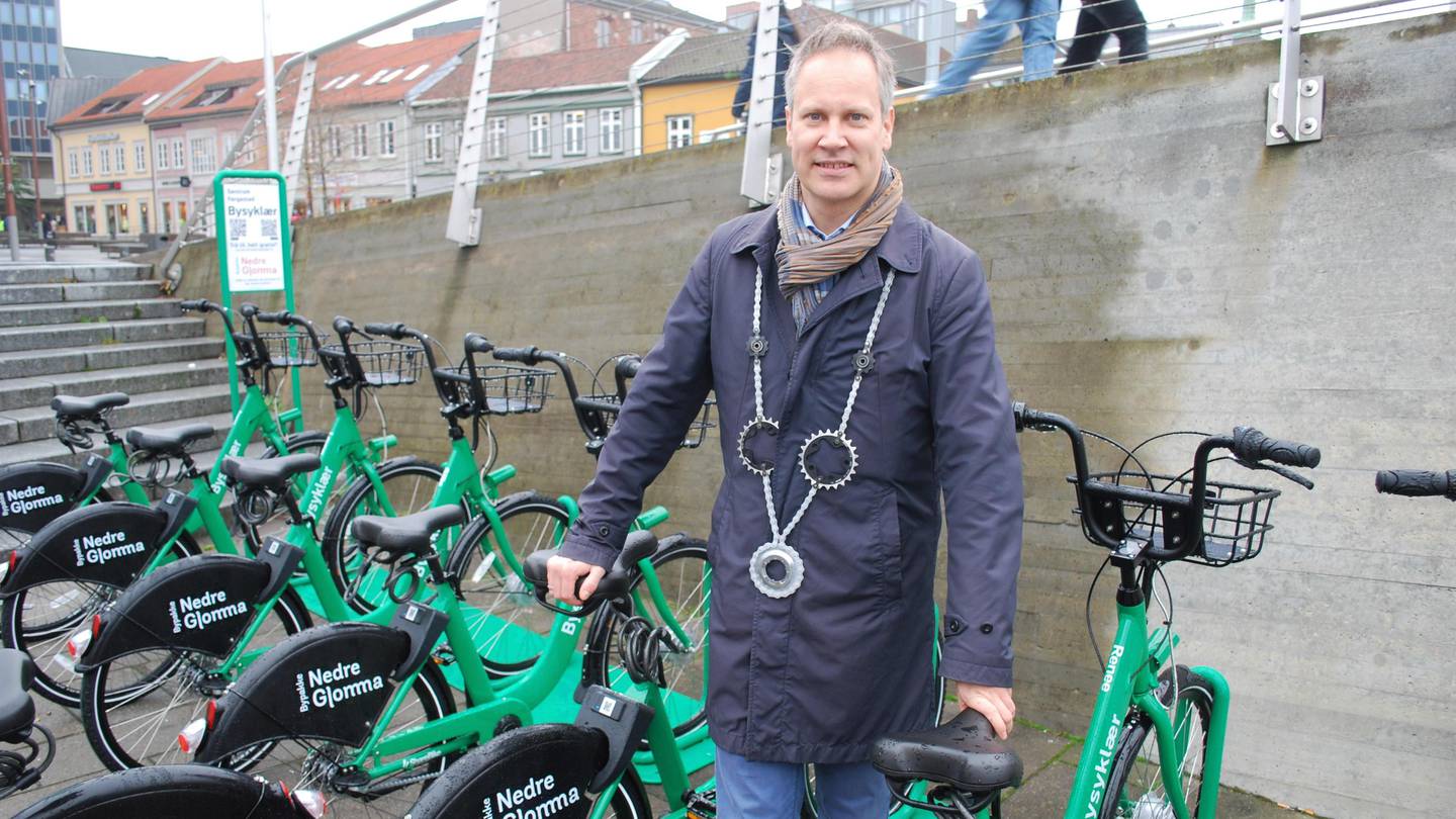 Ordfører Jon-Ivar Nygård (Ap) hadde pyntet seg med et sykkelkjede i anledning den offisielle lanseringen av «Bysyklær».